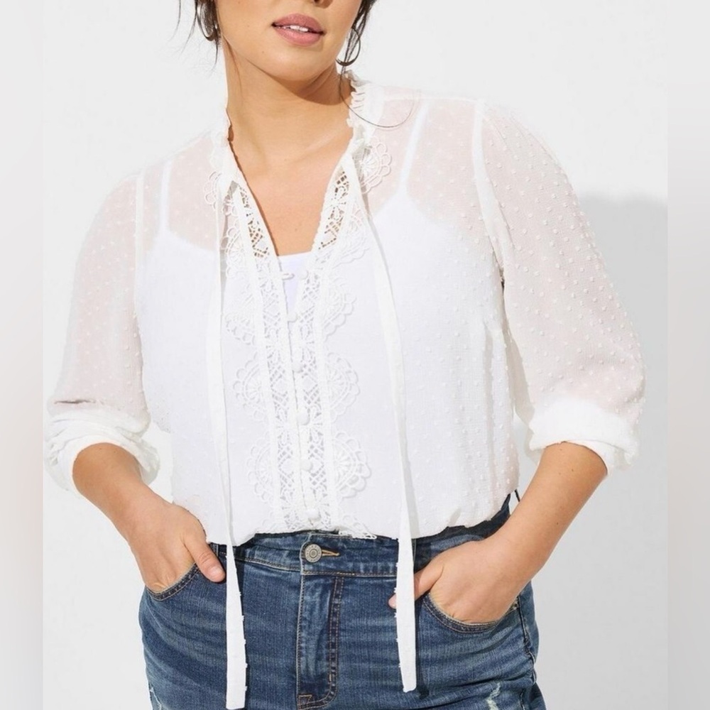 Torrid White Blouse Ruffle, Puff Sleeve, Tie Neck, Textured Elegant NWT size 3X
